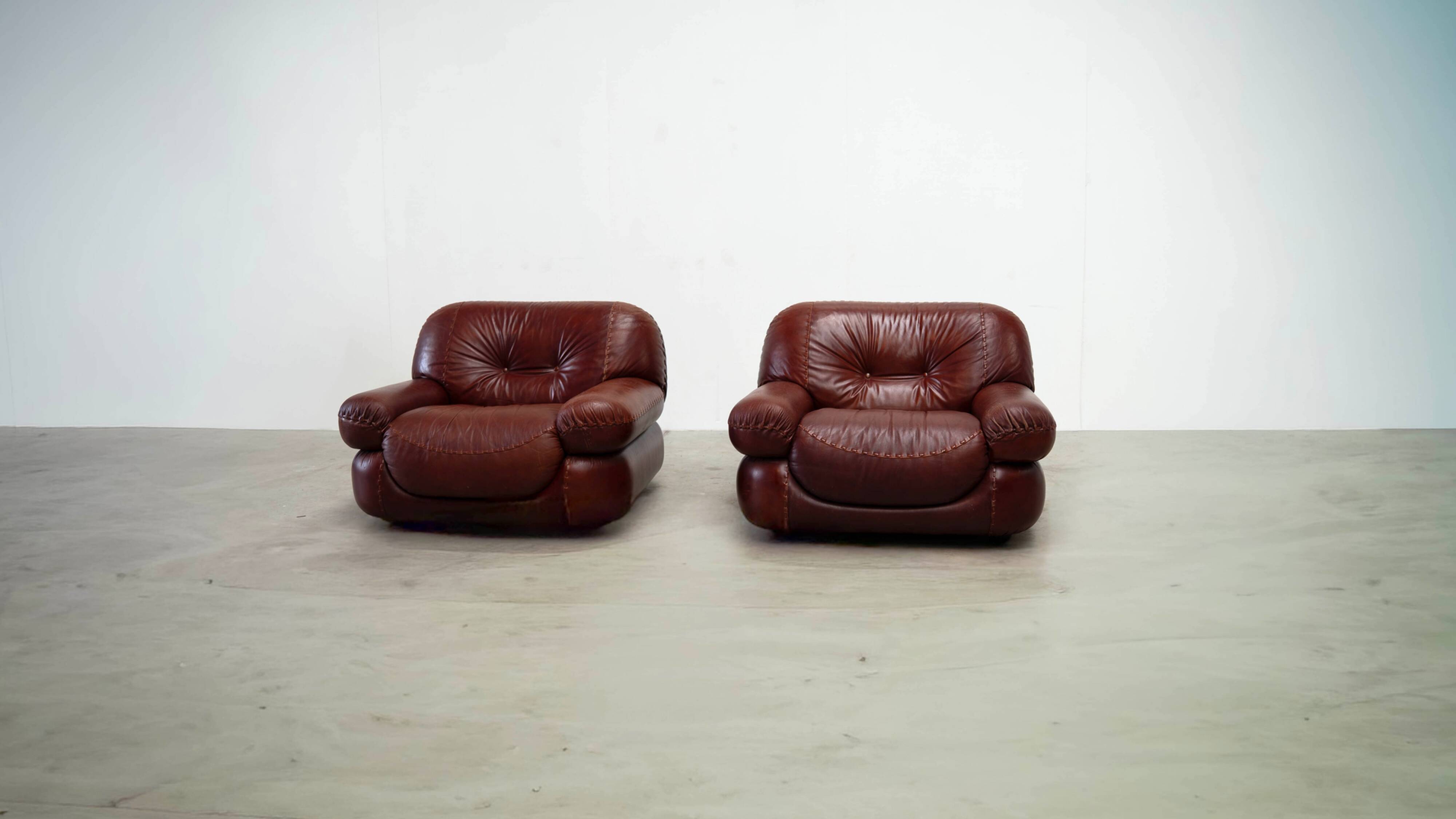 Set of two leather Sapporo lounge chairs by Mobil Girgi
