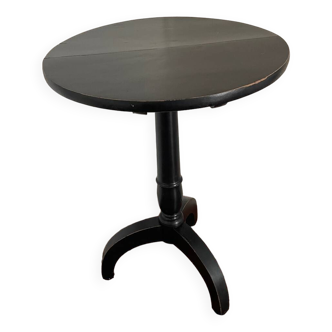 Old foldable pedestal table