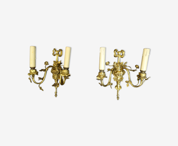 Paire d'appliques de style Louis XVI en bronze doré à deux feux
