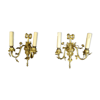 Paire d'appliques de style Louis XVI en bronze doré à deux feux