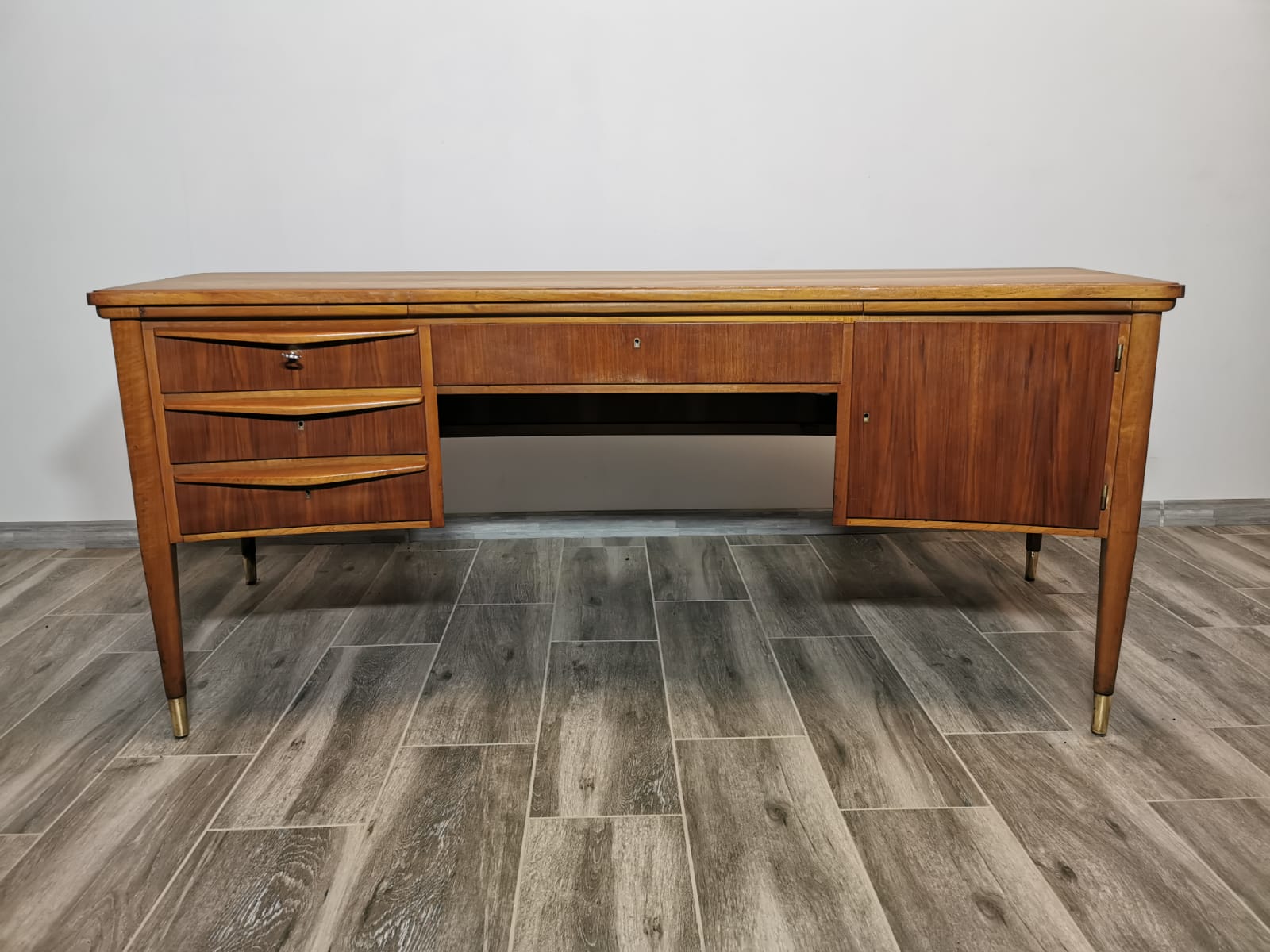 Bureau du milieu du siècle