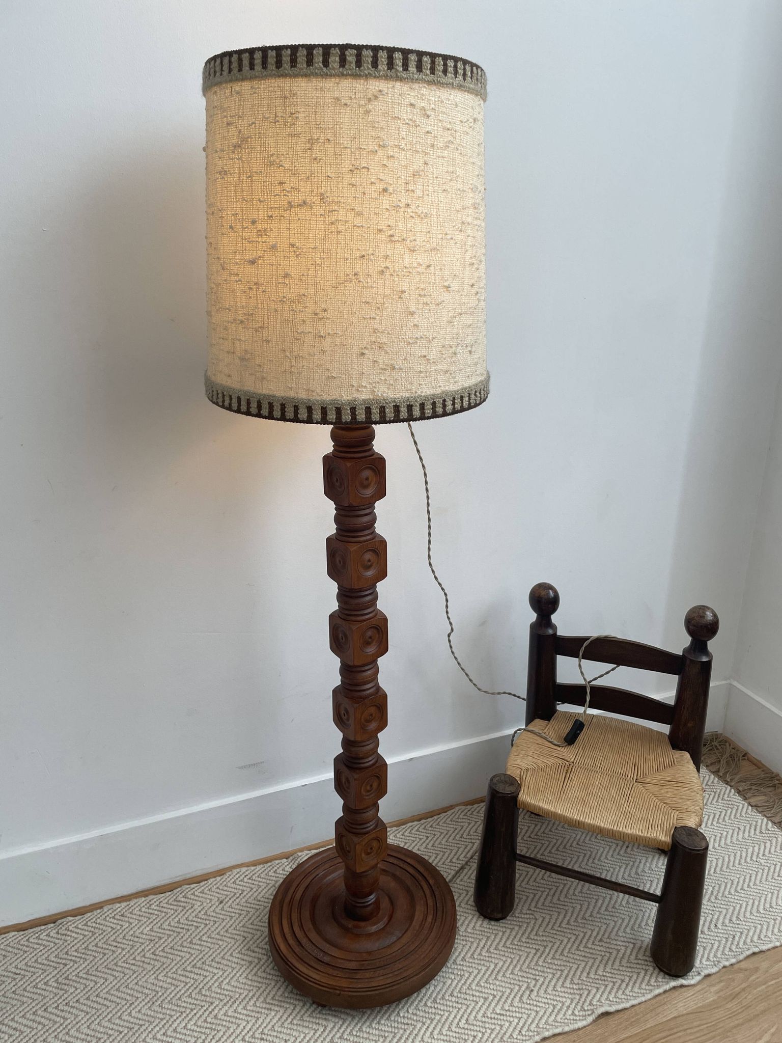 Brutalist floor lamp in turned wood, in the style of Charles Dudouyt.