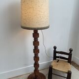 Brutalist floor lamp in turned wood, in the style of Charles Dudouyt.