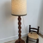 Brutalist floor lamp in turned wood, in the style of Charles Dudouyt.