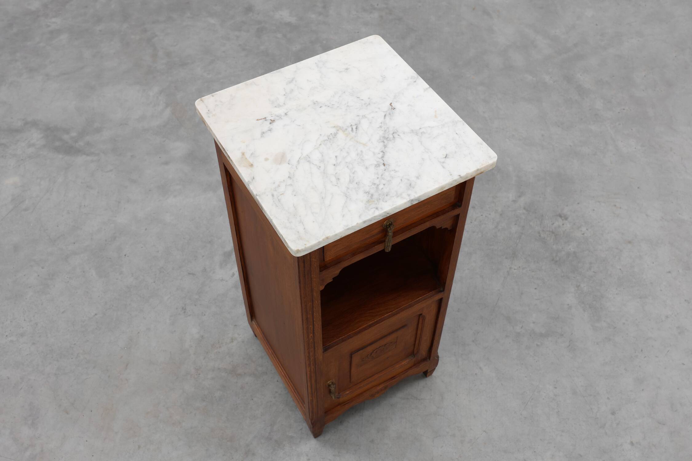 Table de nuit Art Déco en chêne avec plateau en marbre de Carrare, France années 1920