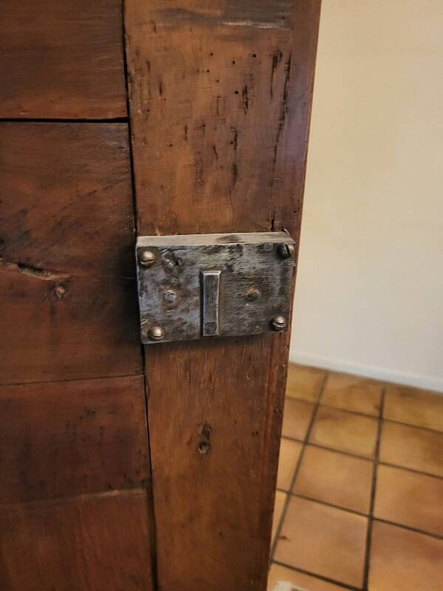 Armoire Louis XIII en noyer pointe de diamant et 2 portes, XVIIIème siècle