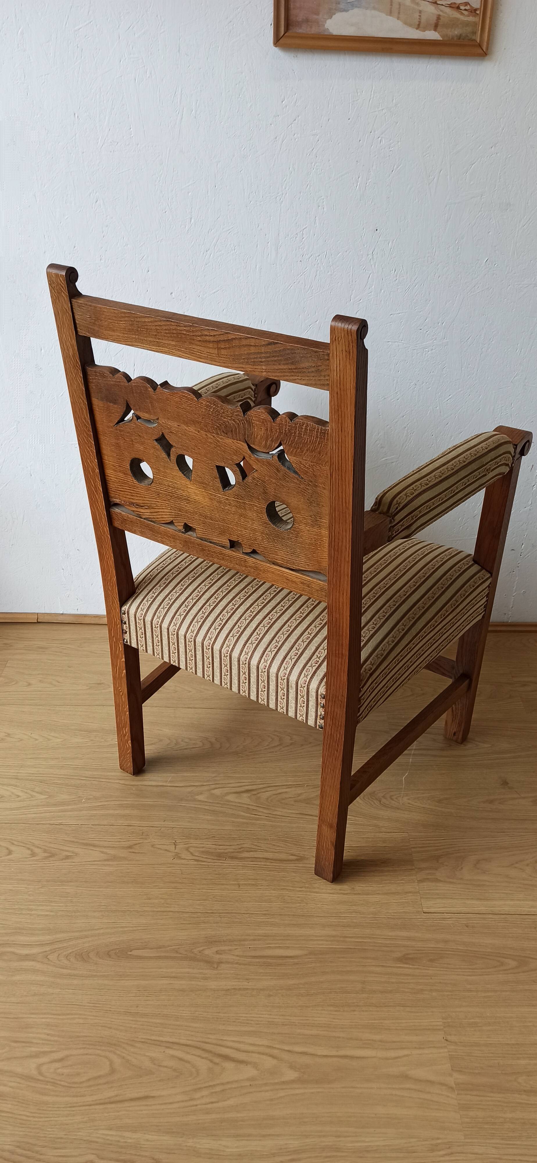 Pair of thrones vintage incredible chairs.