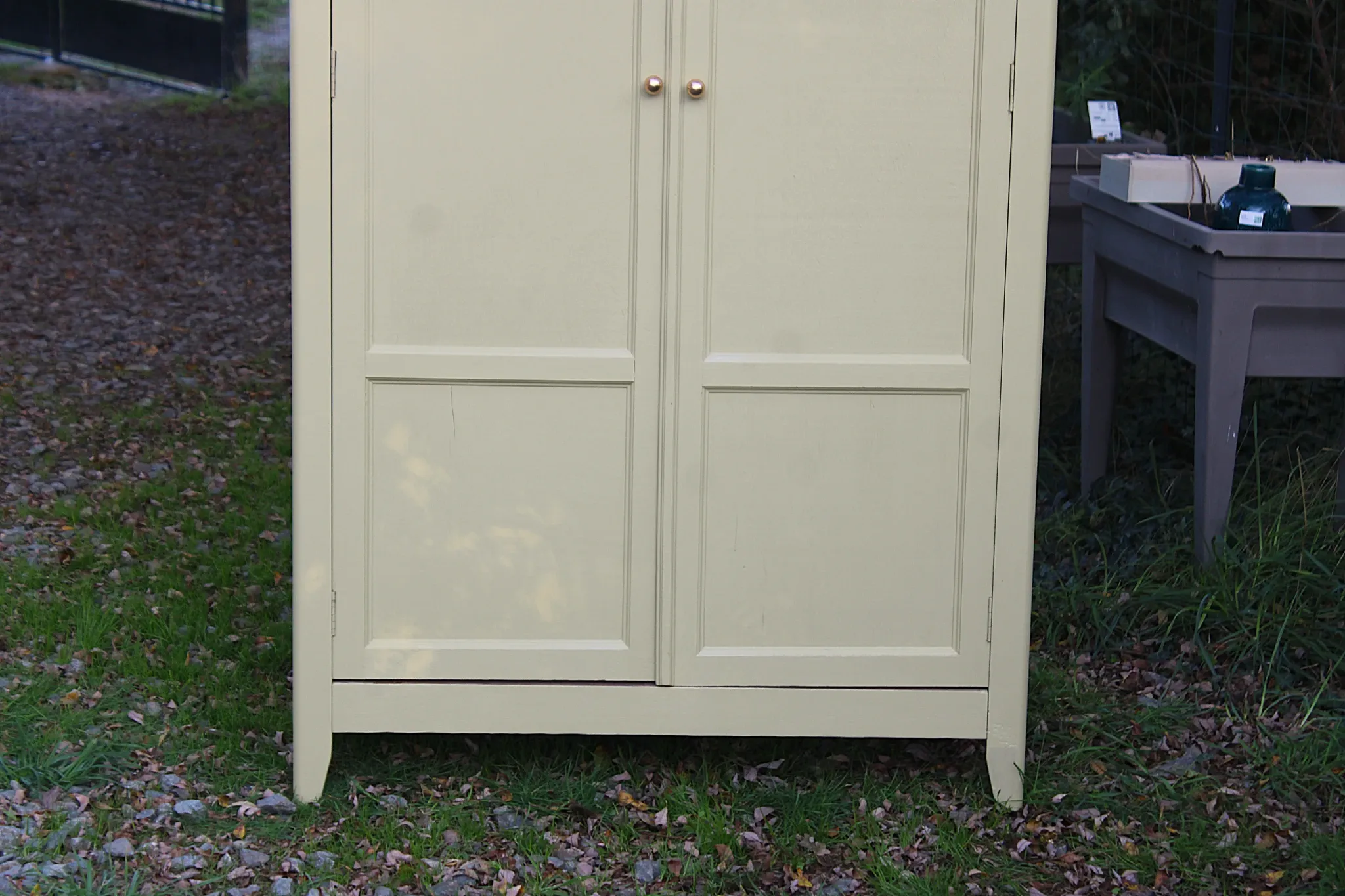 Parisian wardrobe in Clay Green wood – 2 moulded doors – H188 cm