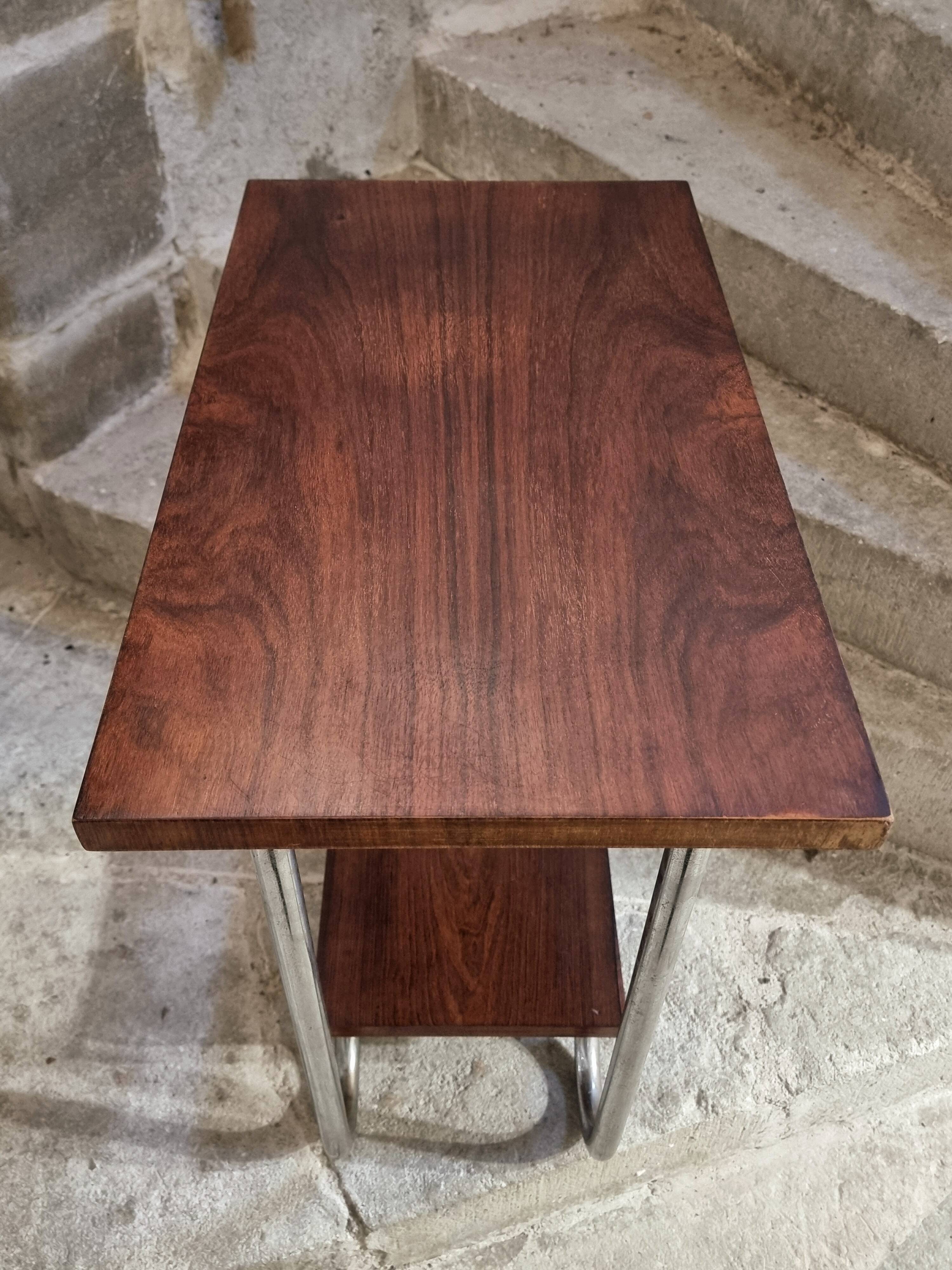 Table d'appoint moderniste française en placage acajou, 1930s–1950s