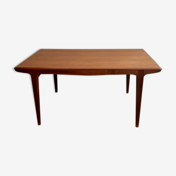 Table with Scandinavian-style extension spieces