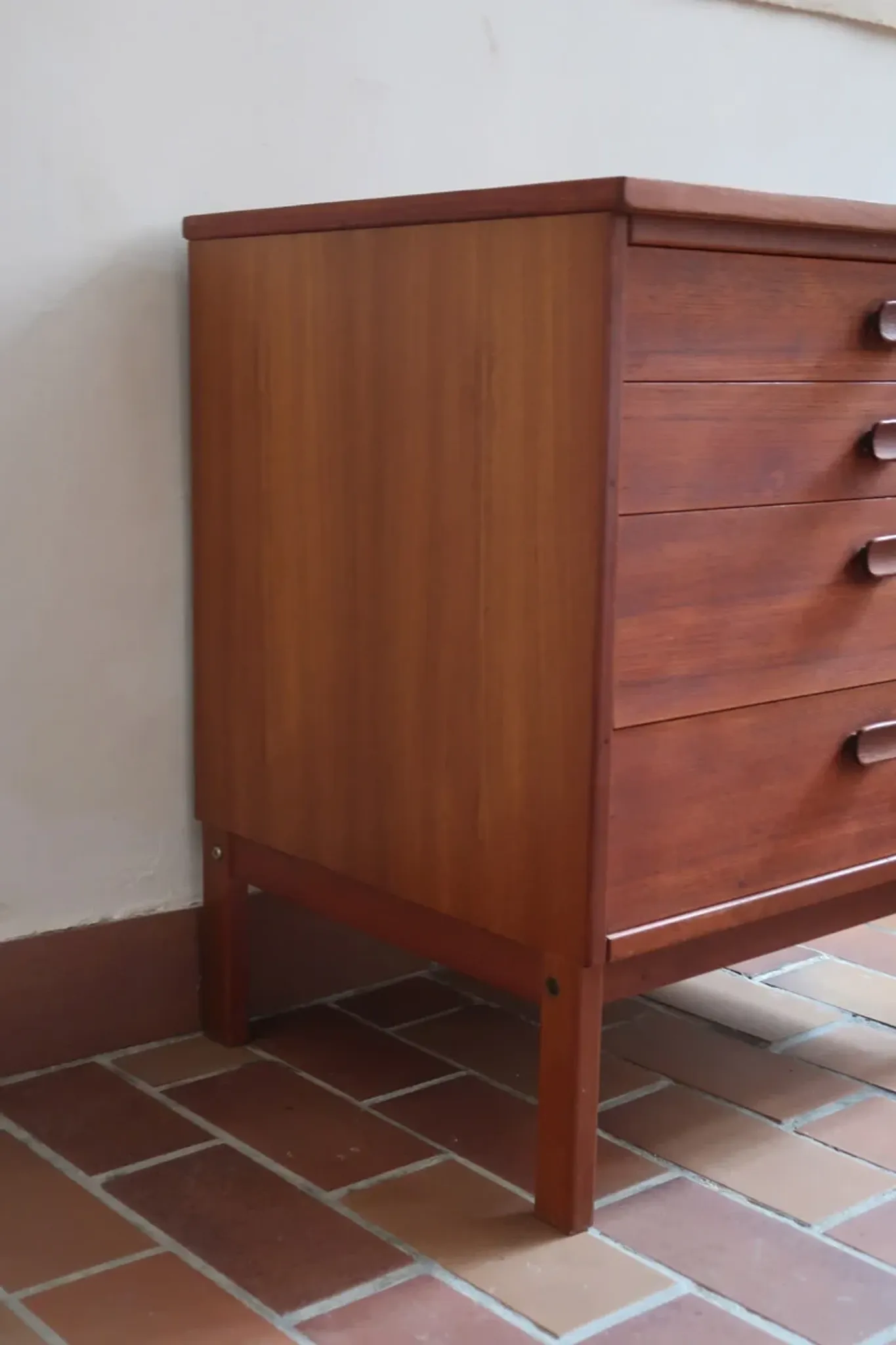 Ulferts chest of drawers from the 1960s with integrated handles.