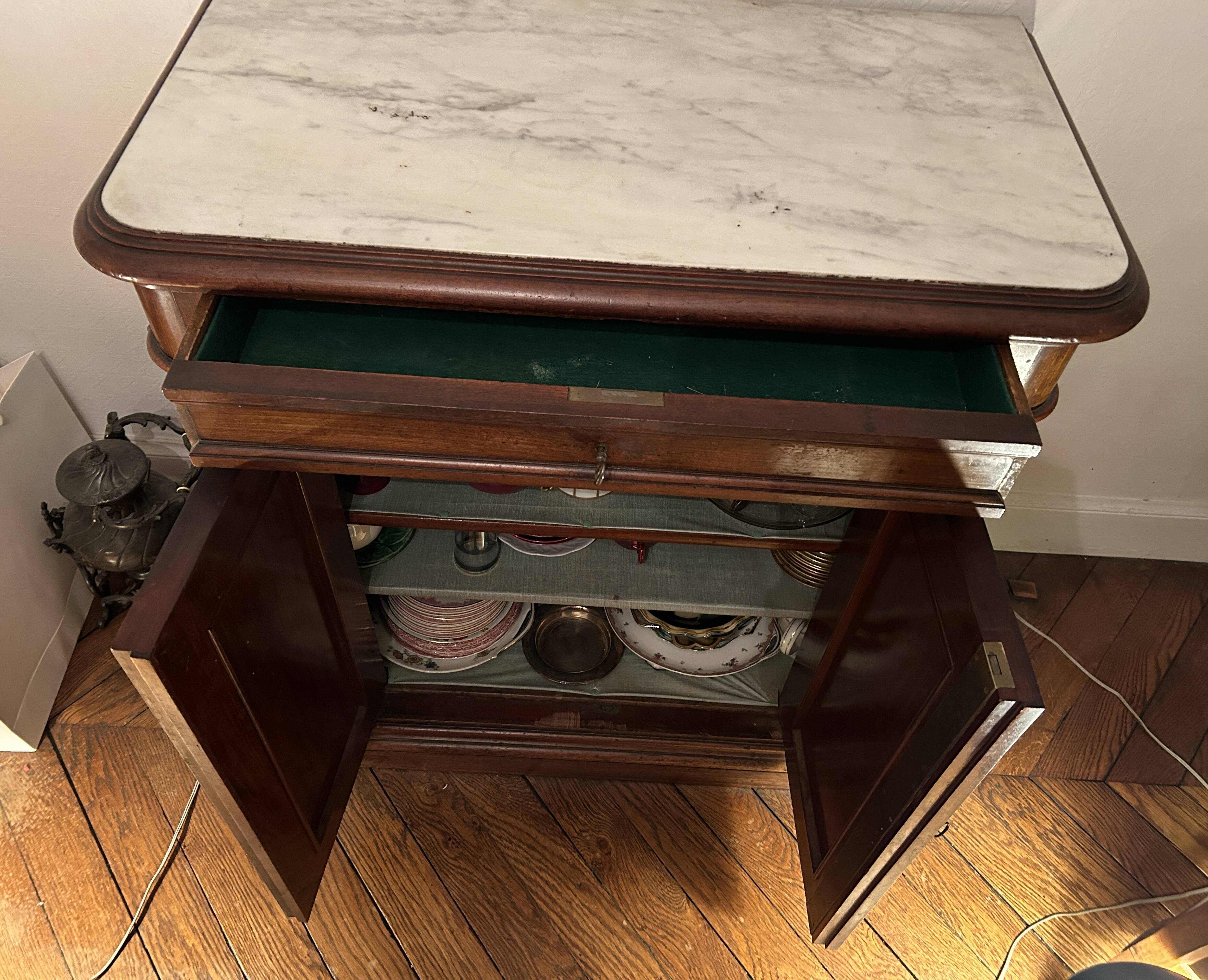 Antique wood-panelled sideboard with white marble top – Circa 1880