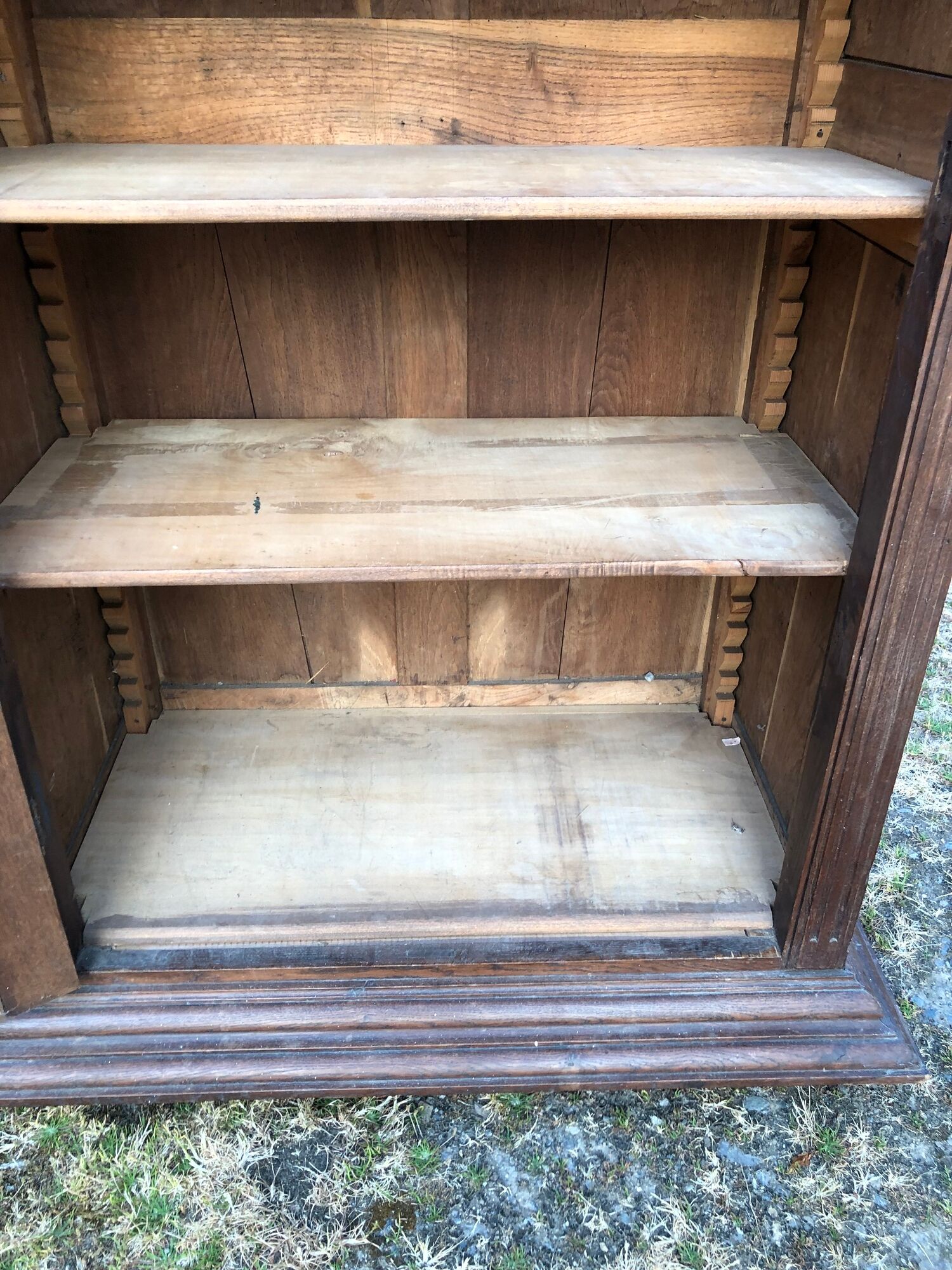 Armoire vintage parisienne à 1 porte vitrée en chêne massif.