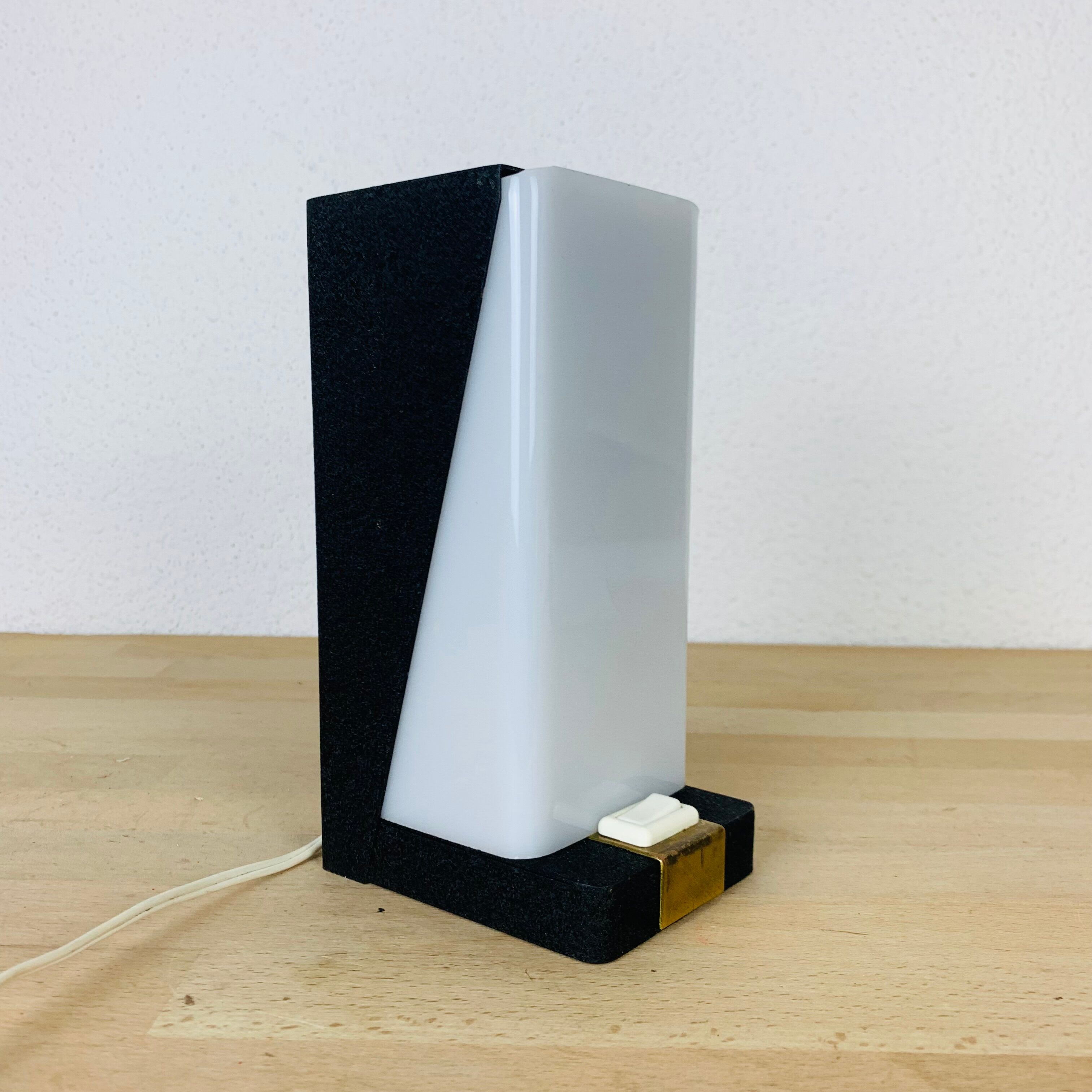 Lampe années 50 noire et dorée