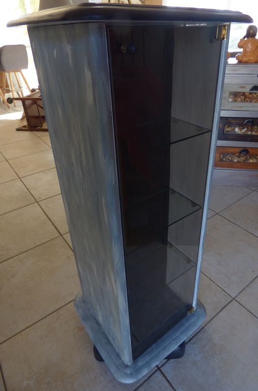 Two-sided furniture in quality wood merisier passes everywhere two sides with swivel top