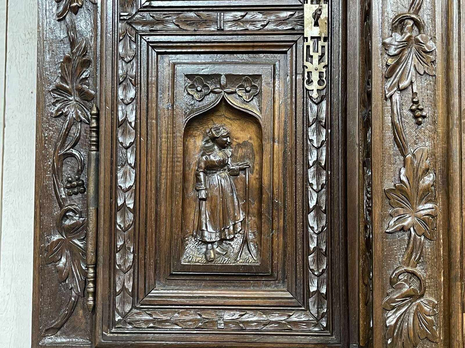 Buffet Breton 2 corps début XXème en châtaignier richement sculpté