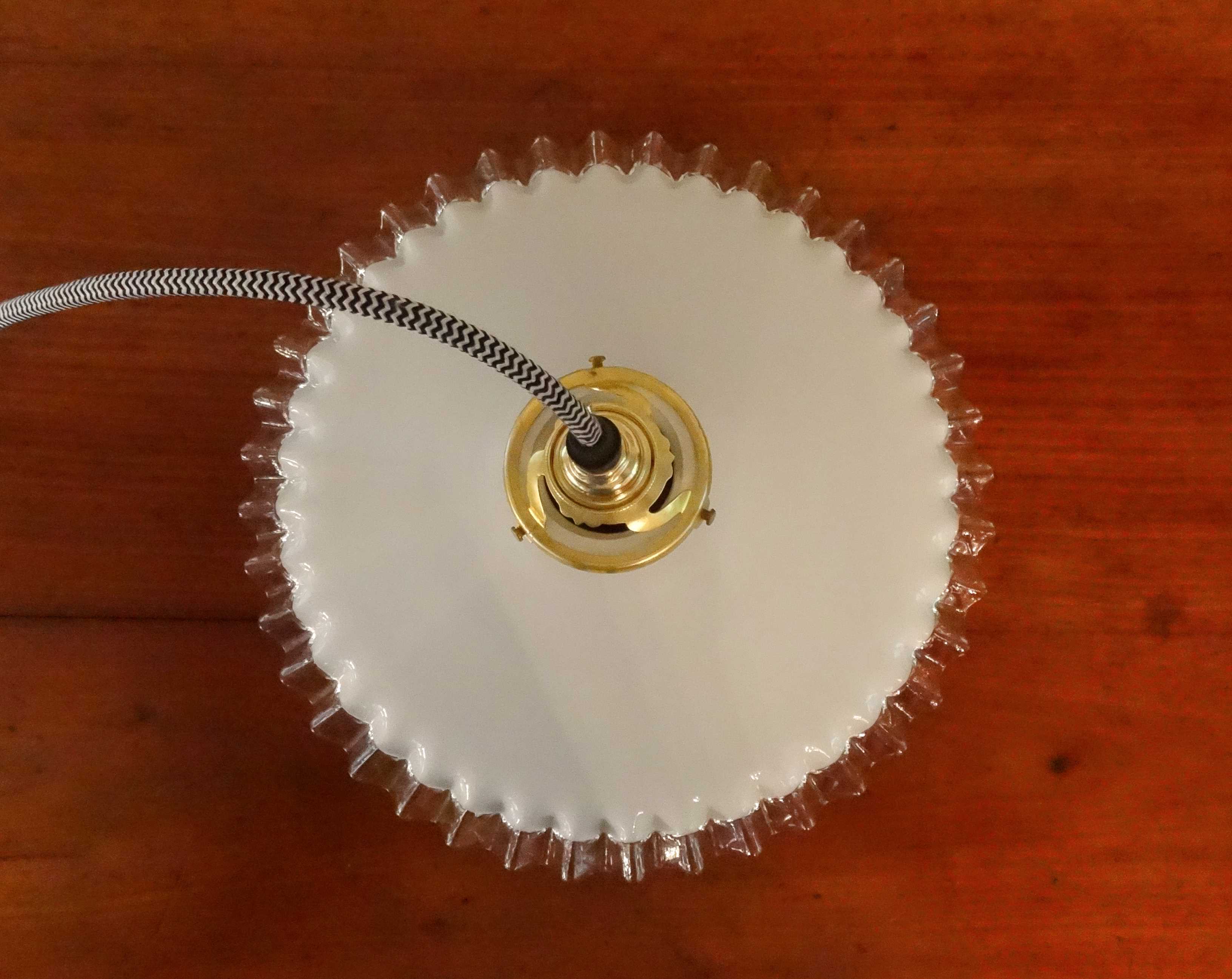 White opaline hanging with edge volante transparant