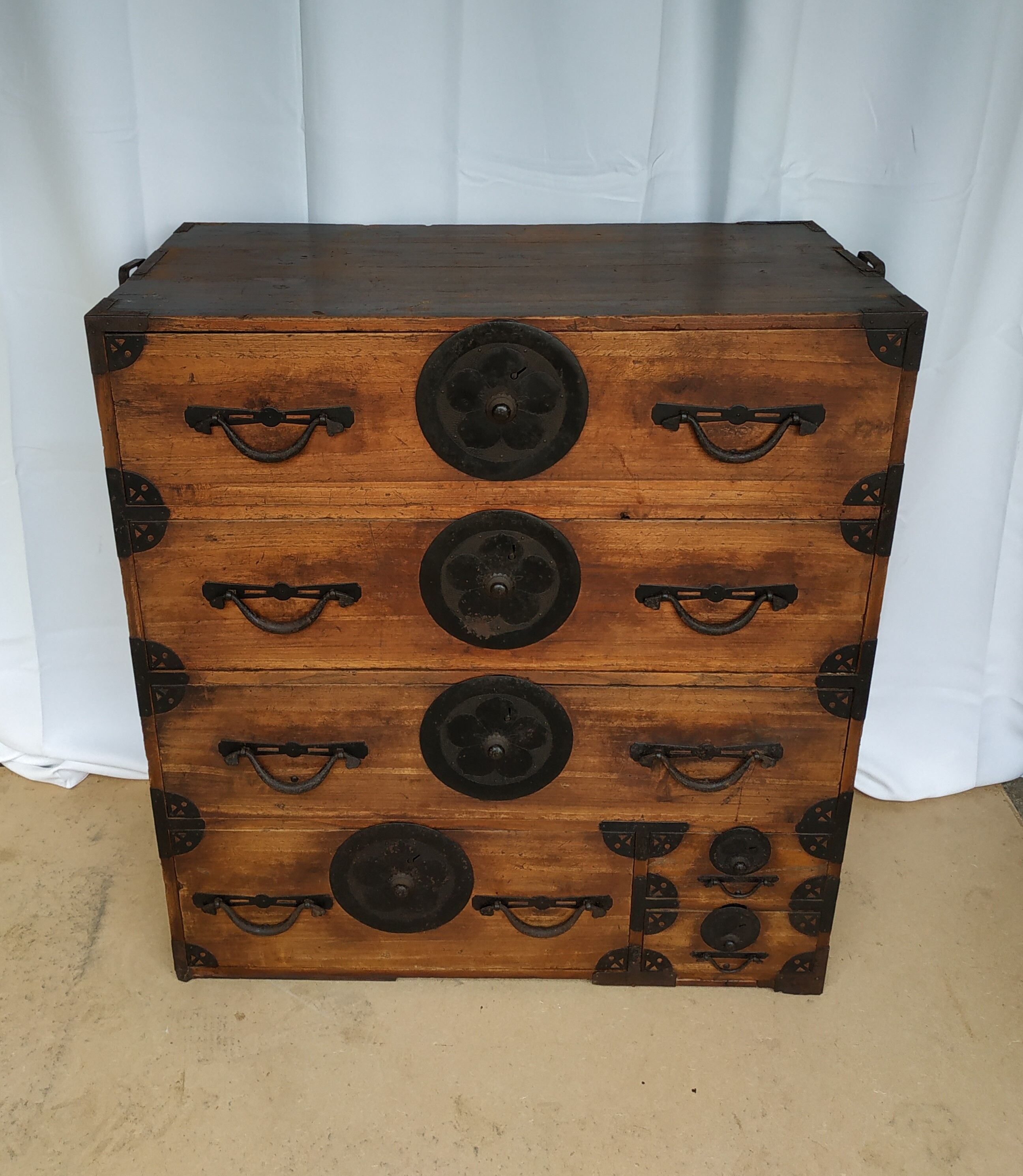 Tansu Japan 19th-century laundry dresser