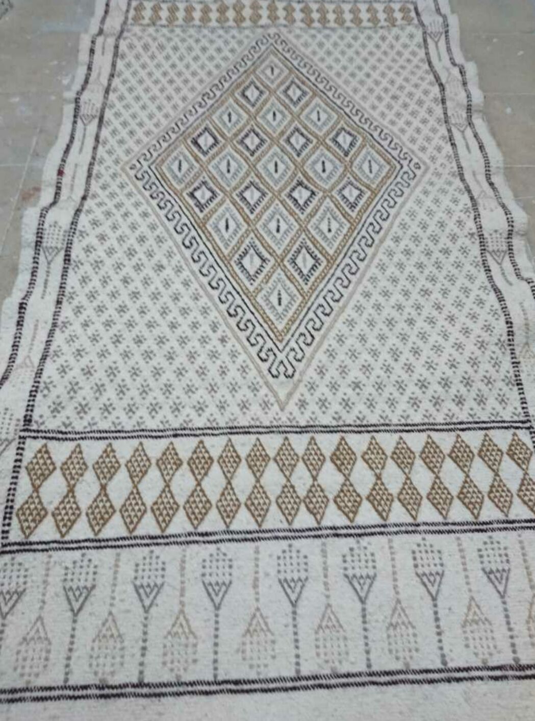 Berber carpet handmade in pure wool beige 78 x 158 cm