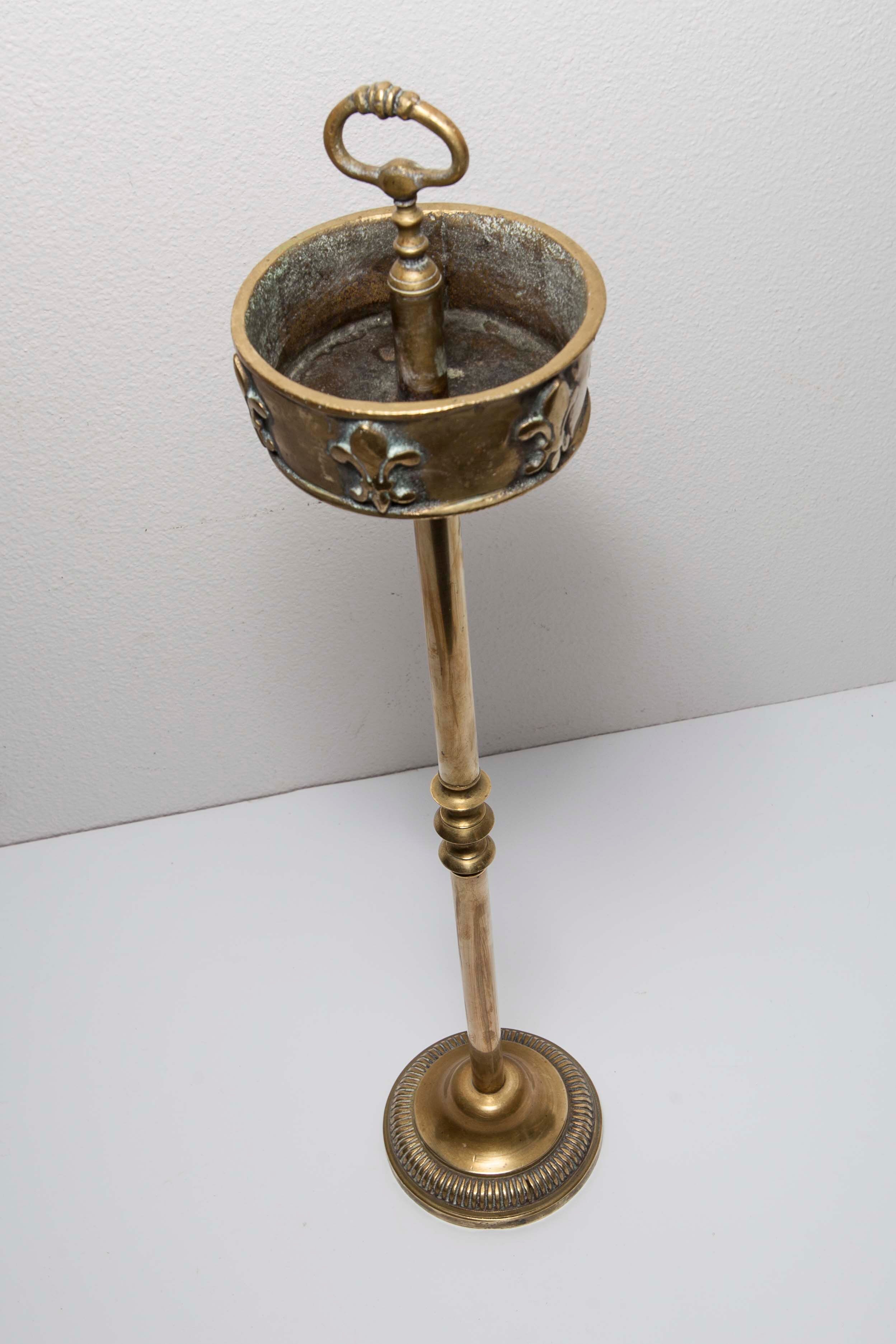 Ashtray on foot in bronze