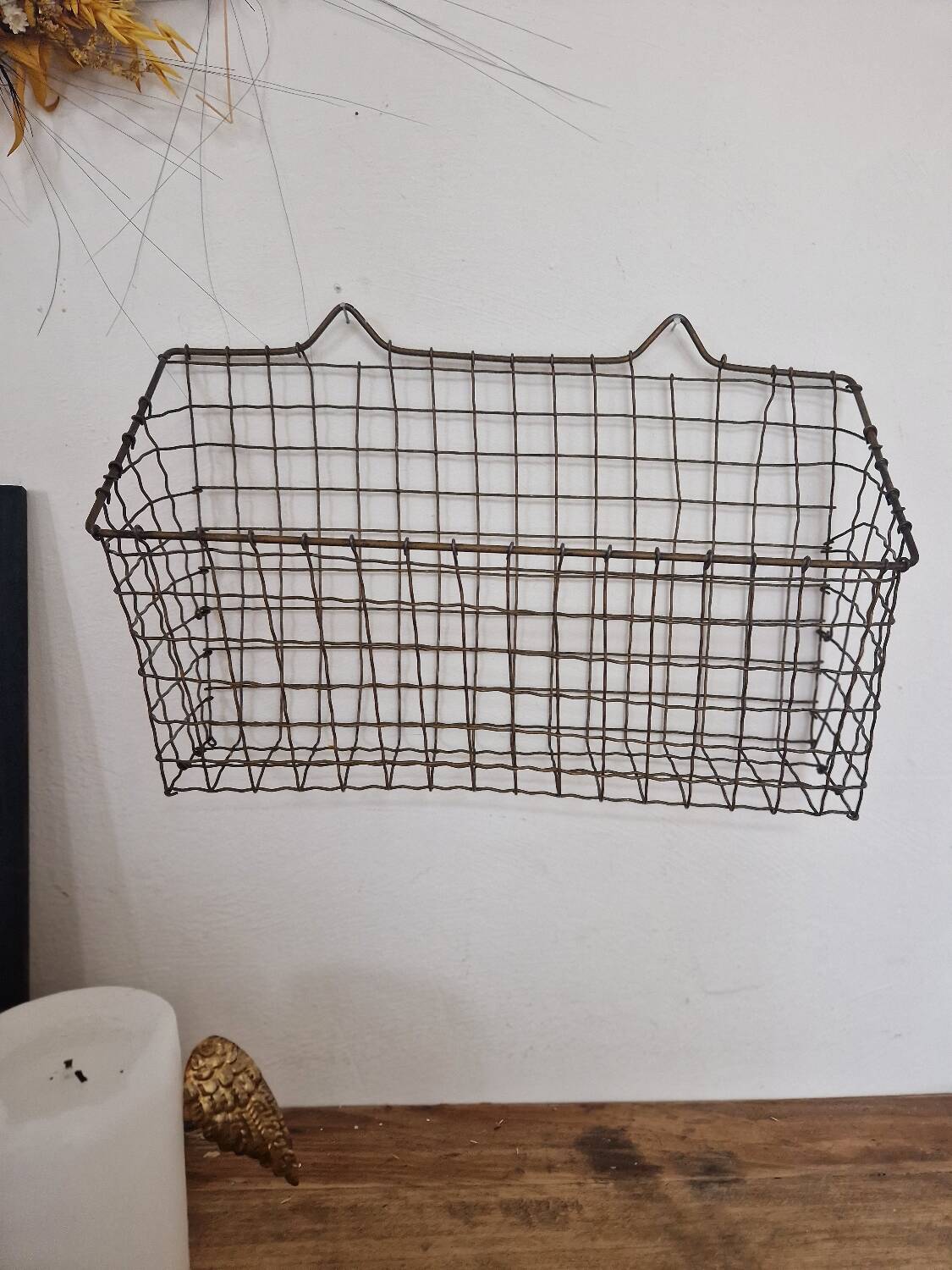 Metal basket basket wire mesh vintage brass mail storage wall magazine magazine holder