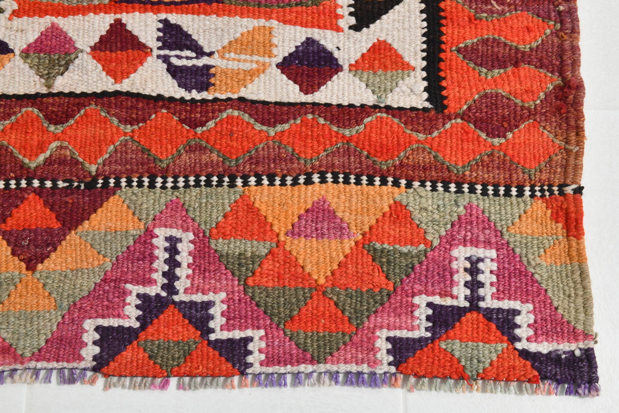 Tapis de couloir tribal kilim géométrique orange et rose