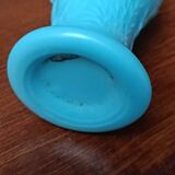 Petit vase en opaline bleue