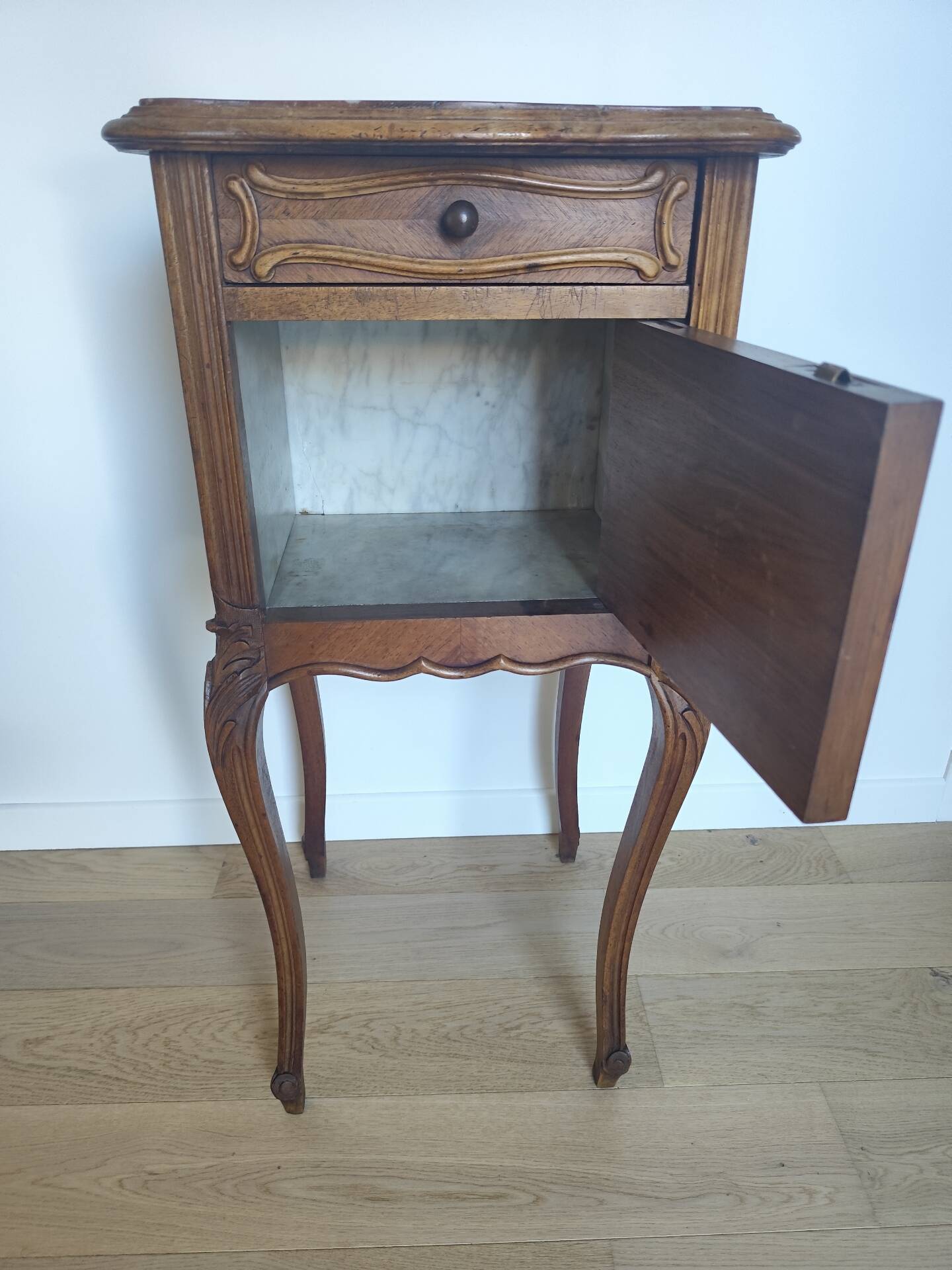 Table de nuit Louis XV avec marbre rouge