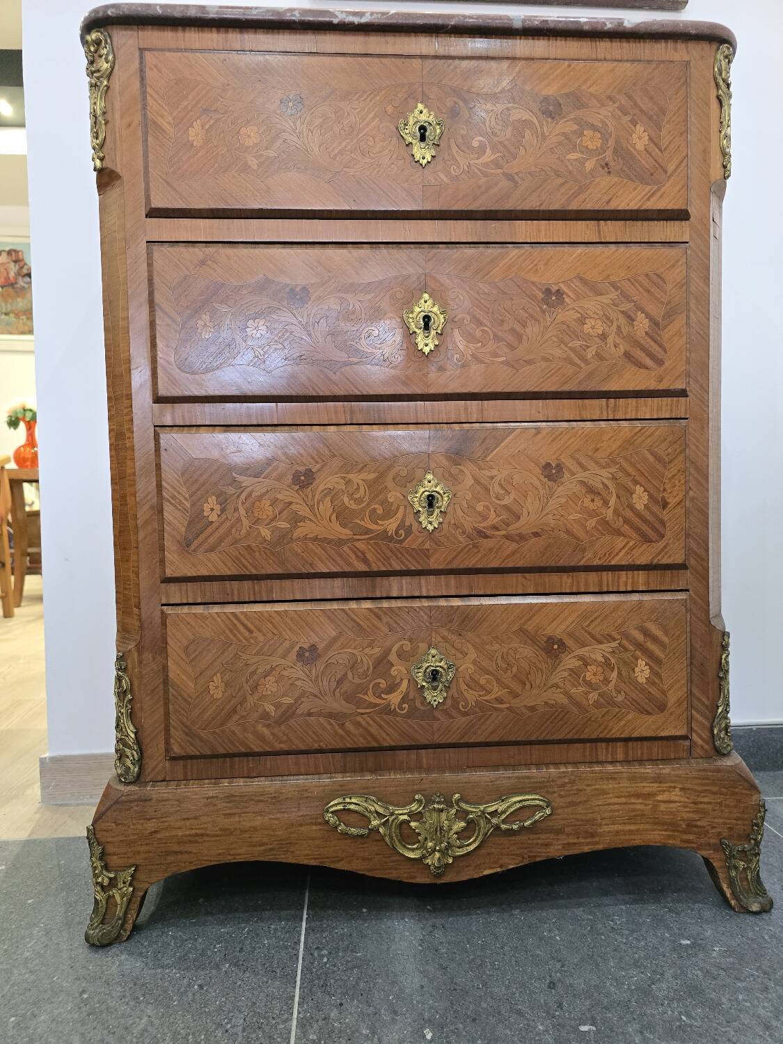 Louis XV chest of drawers in marquetry and gilded bronze - Marble top