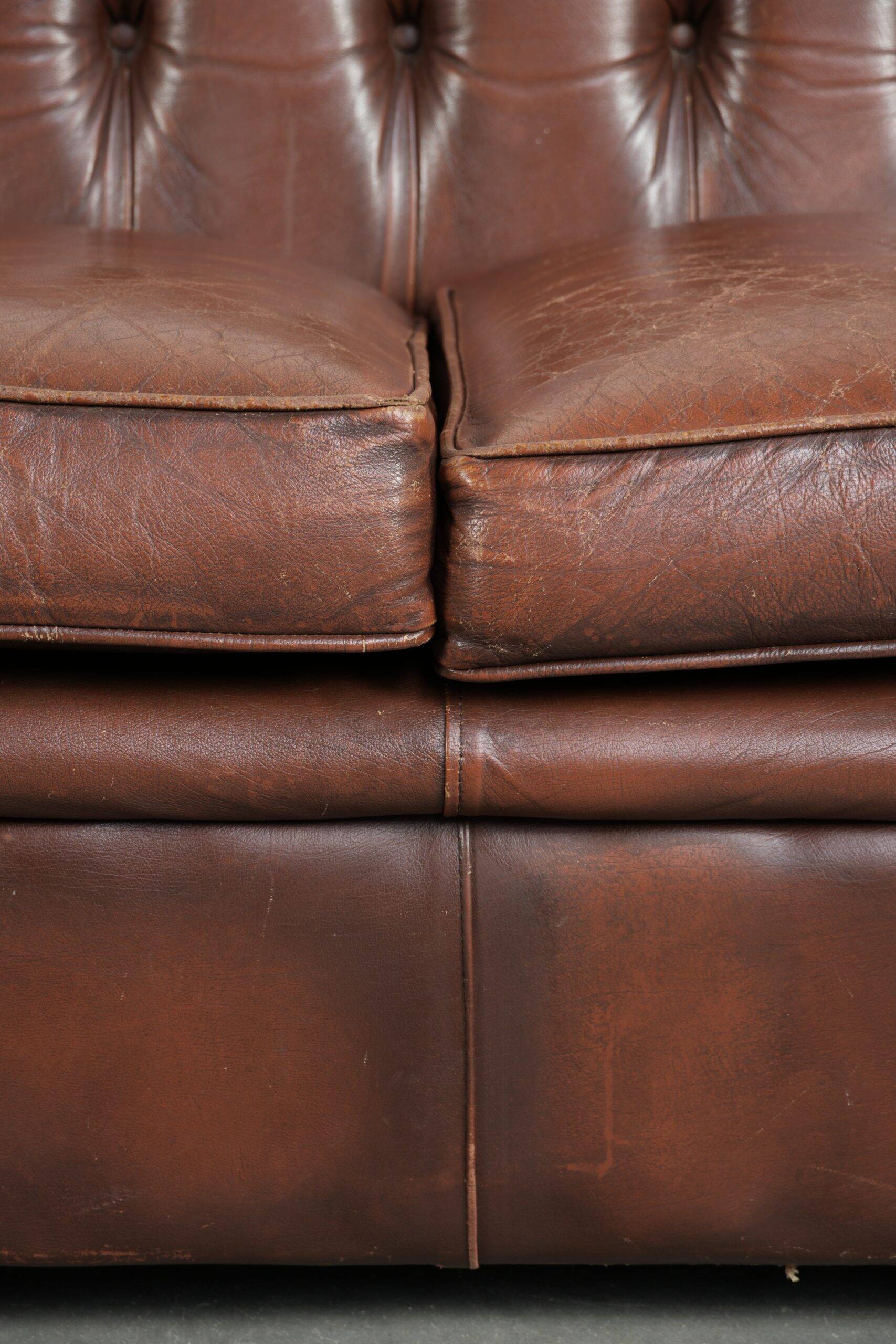 Canapé chesterfield 2,5 places en cuir de vachette vintage au look robuste