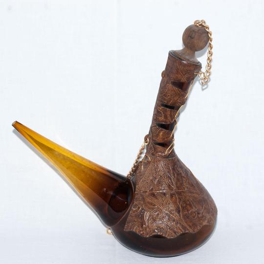 Carafe à vin vintage à long bec , entouré de cuir vintage 50/60
