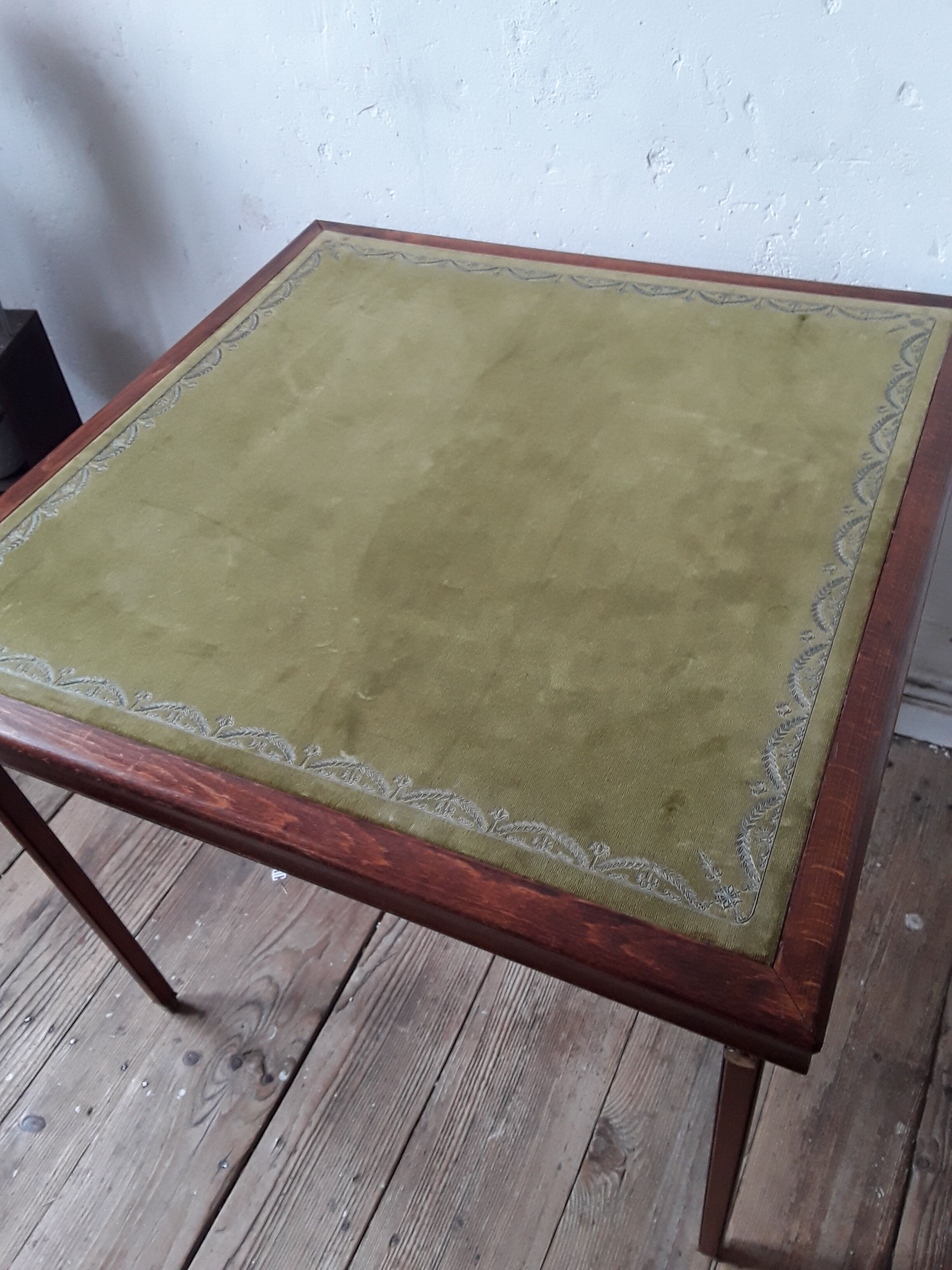 Empire style gaming table