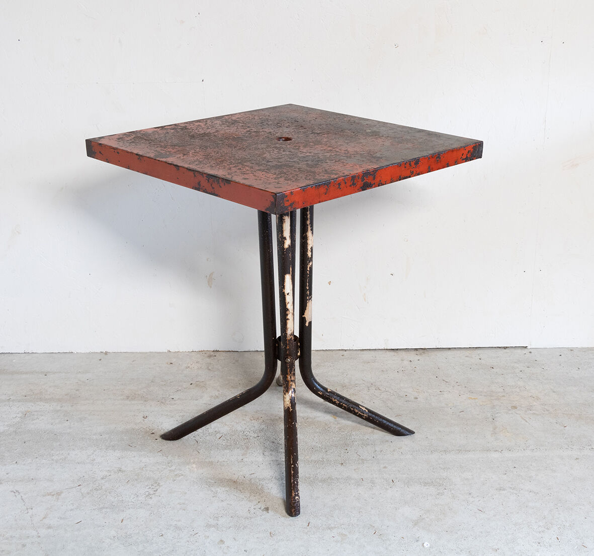 Metal bistro table Tolix circa 1950