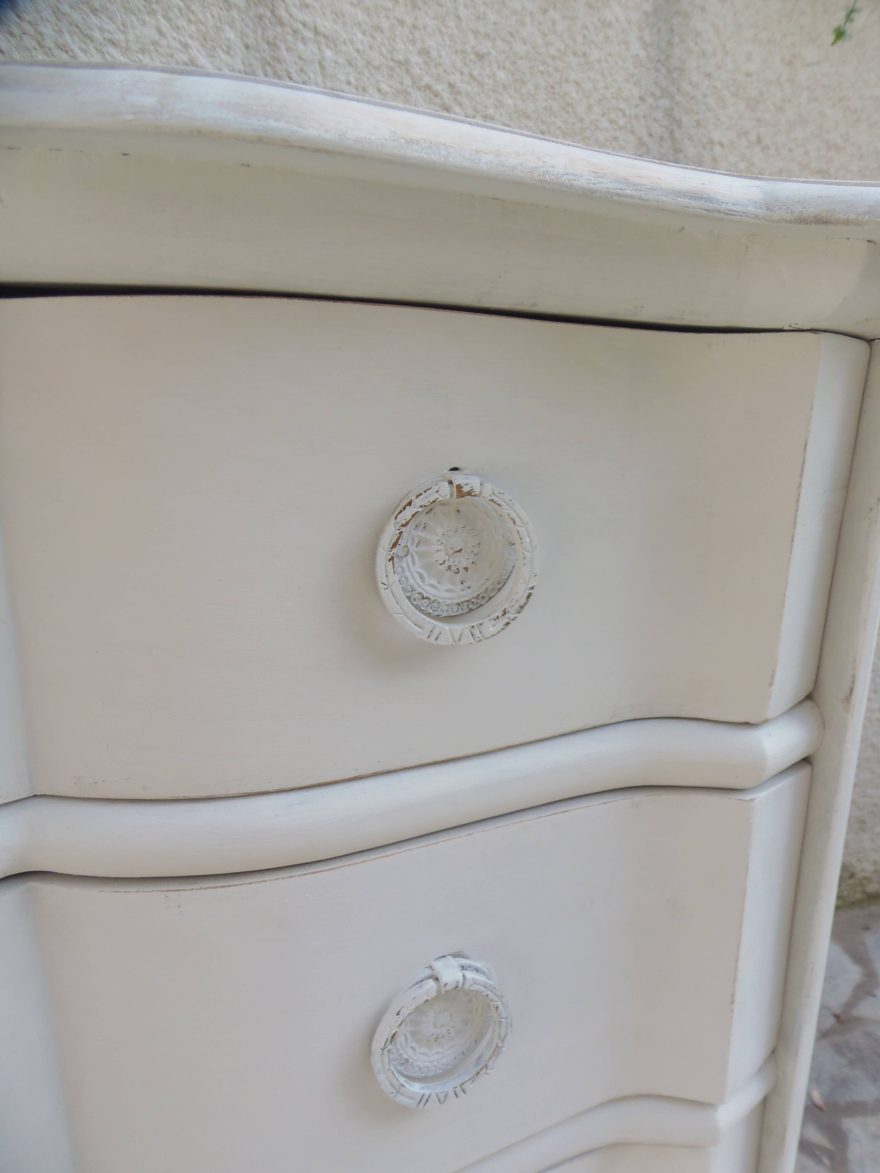 Commode arbalète de belle facture sublimée en gris perle, plateau blanchi.