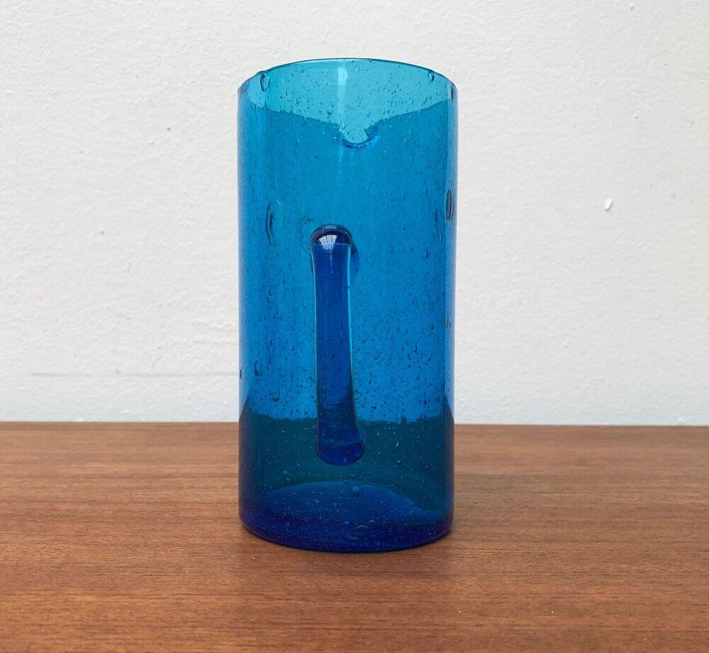 Broc en verre bleu fait main du milieu du siècle, années 1960