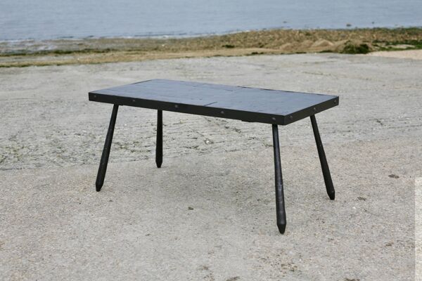 Table basse brutalise, ardoises et piètement acier, France, années 60