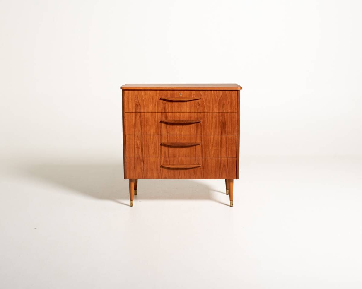 Commode en teck avec ferrules en laiton