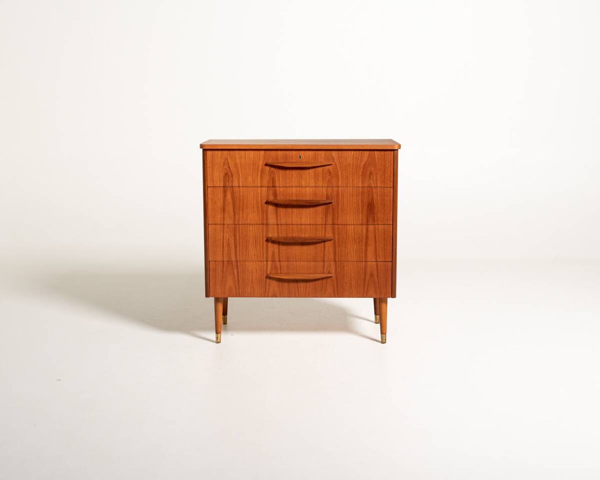 Commode en teck avec ferrules en laiton