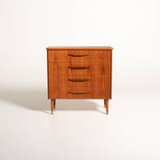 Commode en teck avec ferrules en laiton