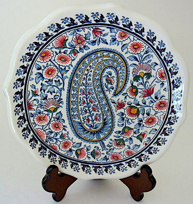 Assiette en faïence polychrome vernissée à bords chantournés par la manufacture de Gien