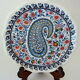 Assiette en faïence polychrome vernissée à bords chantournés par la manufacture de Gien