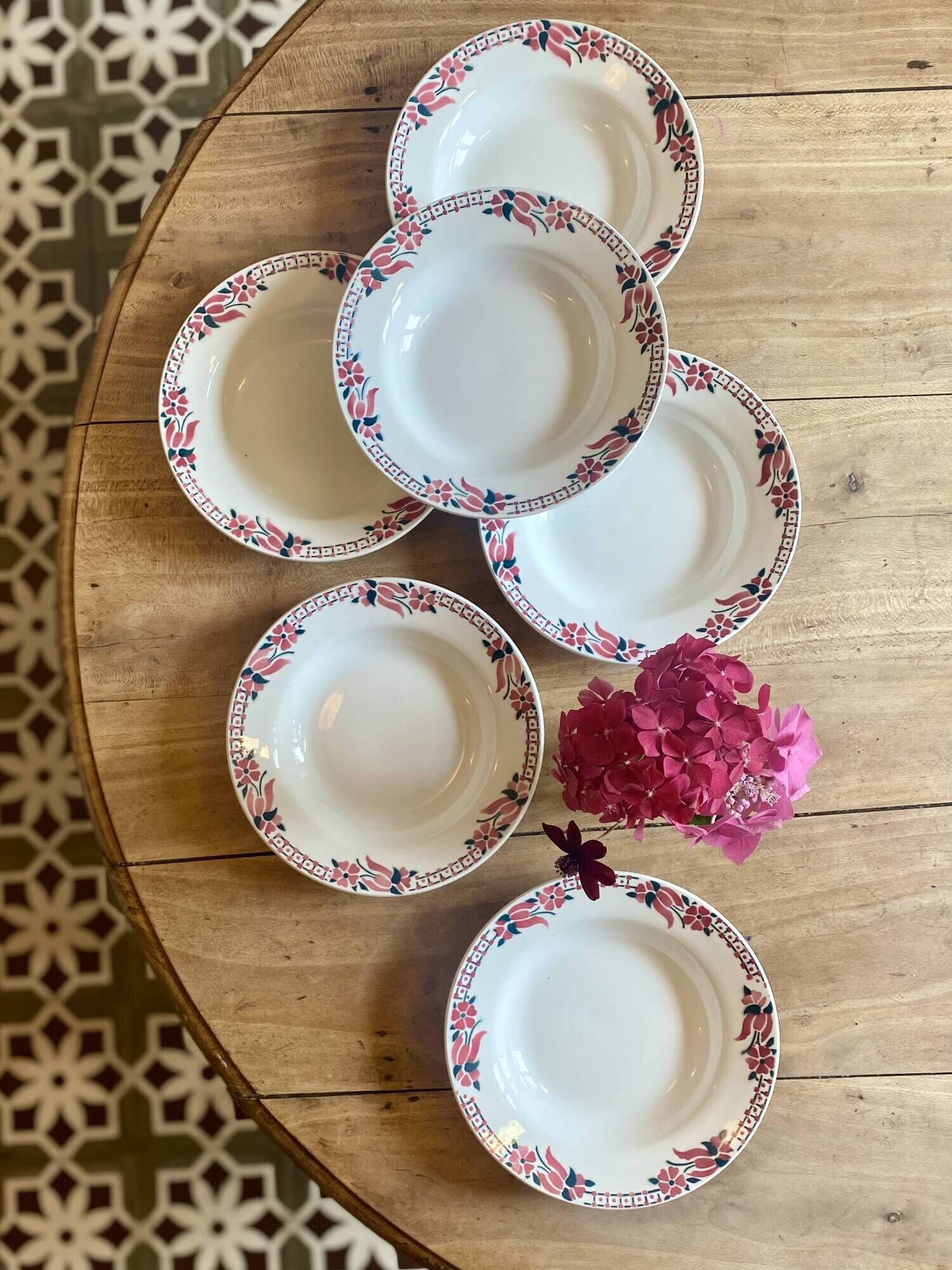 Set of 8 vintage soup plates decorated with pink and black flowers - Saint Amand