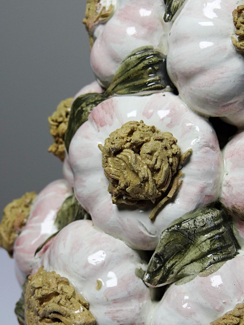 Vintage trompe-l’œil garlic pyramid in glazed ceramic from Manises, Spain.