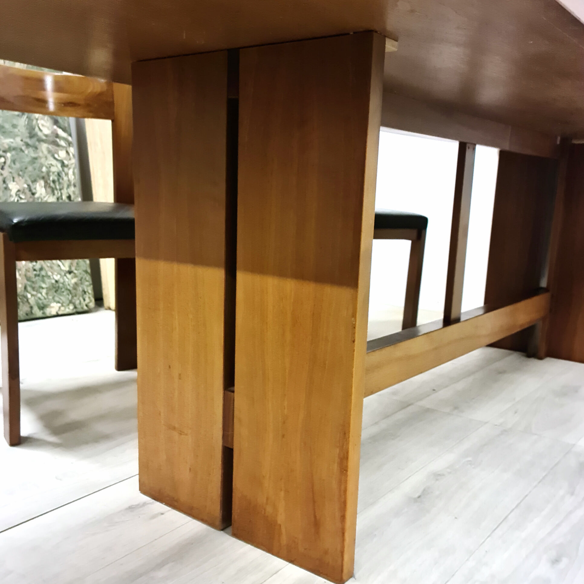 Table et chaises en noyer par Antonio Virgilio pour Bernini Italie années 1970