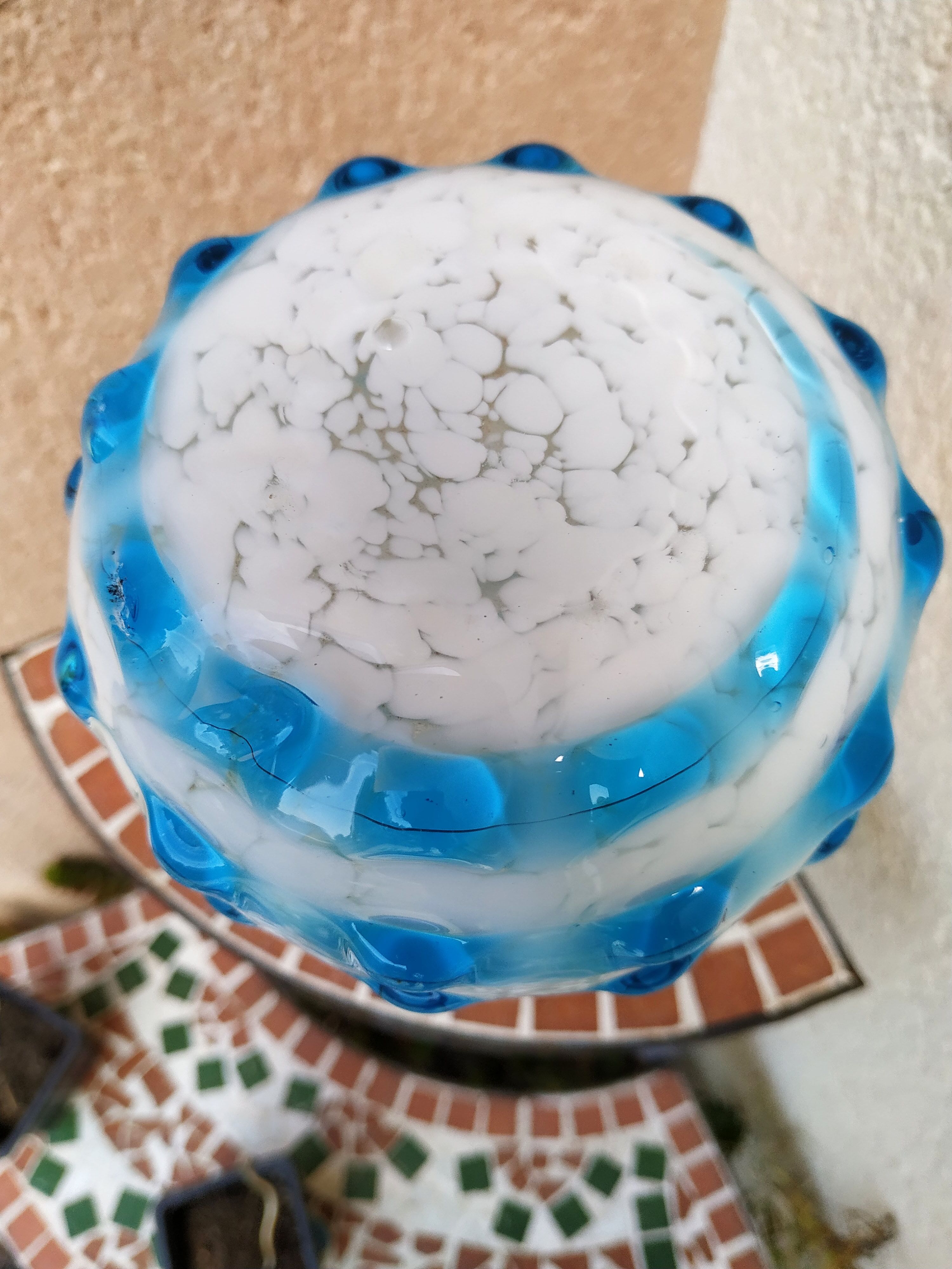 Vase en verre soufflé bleu et blanc