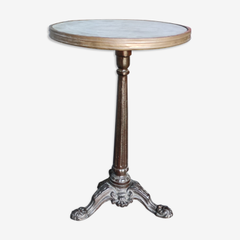 Table bistrot ronde plateau marbre pied fonte bord laiton