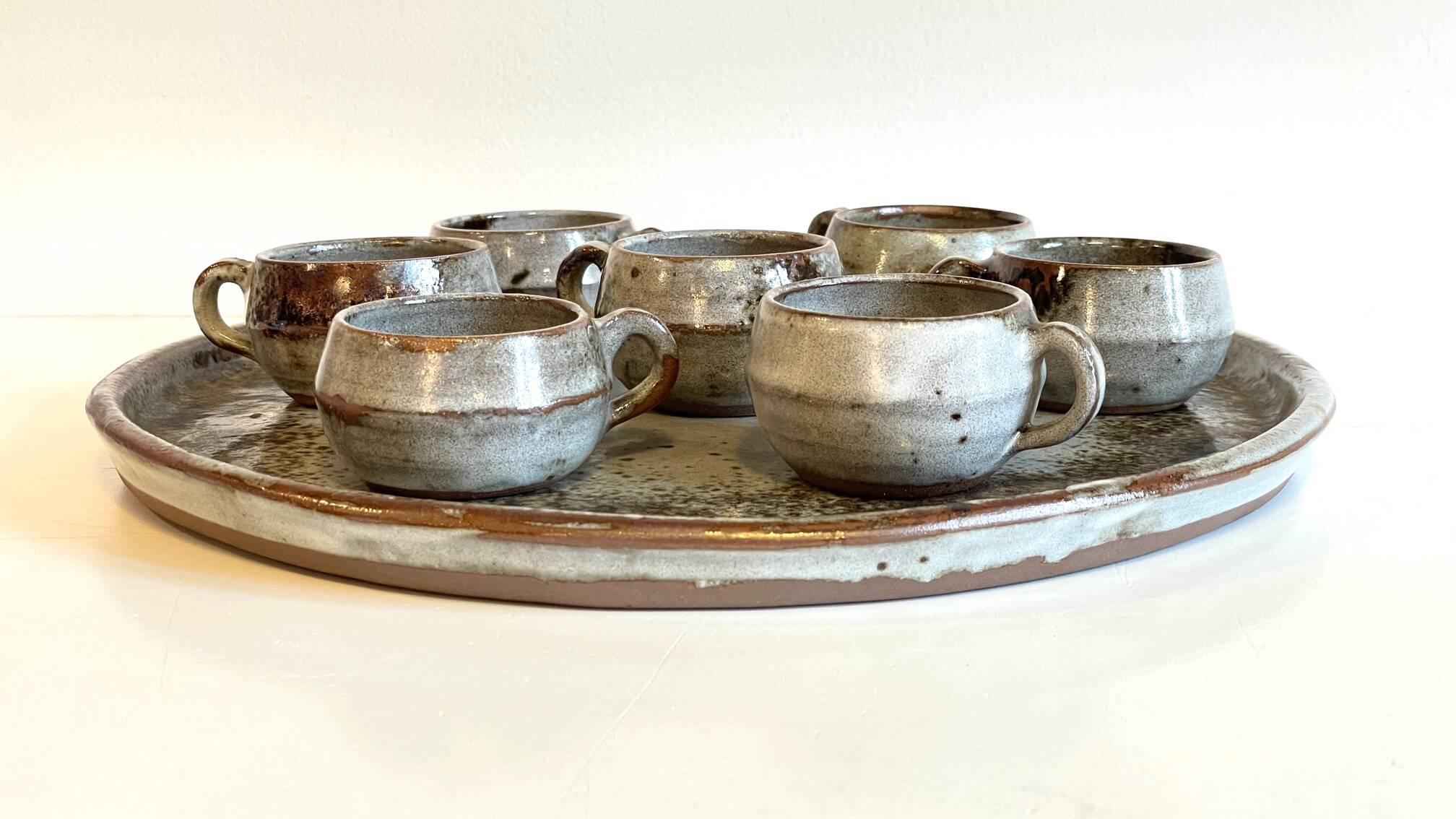 Enamelled stoneware tray and its 7 cups