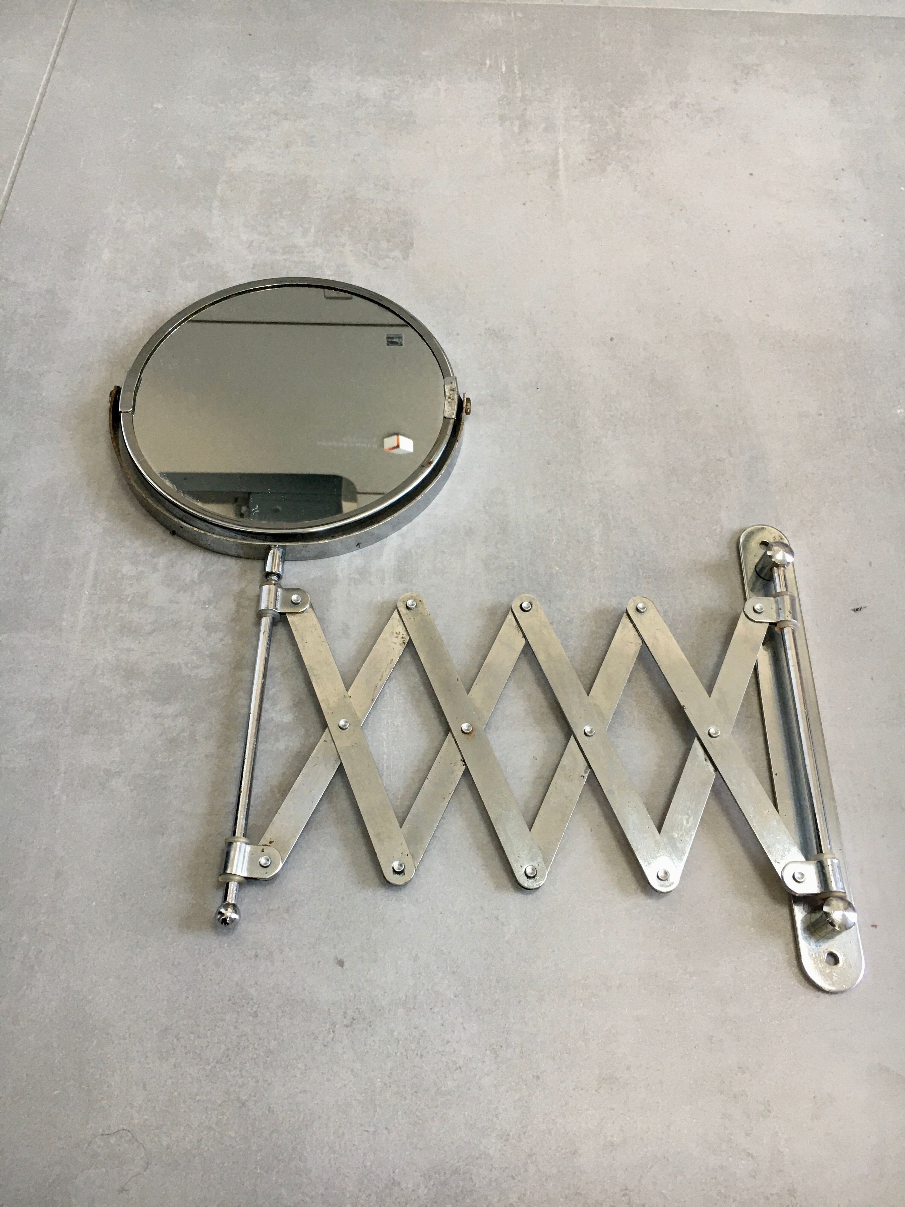 Round and articulated vintage mirror    38x33cm