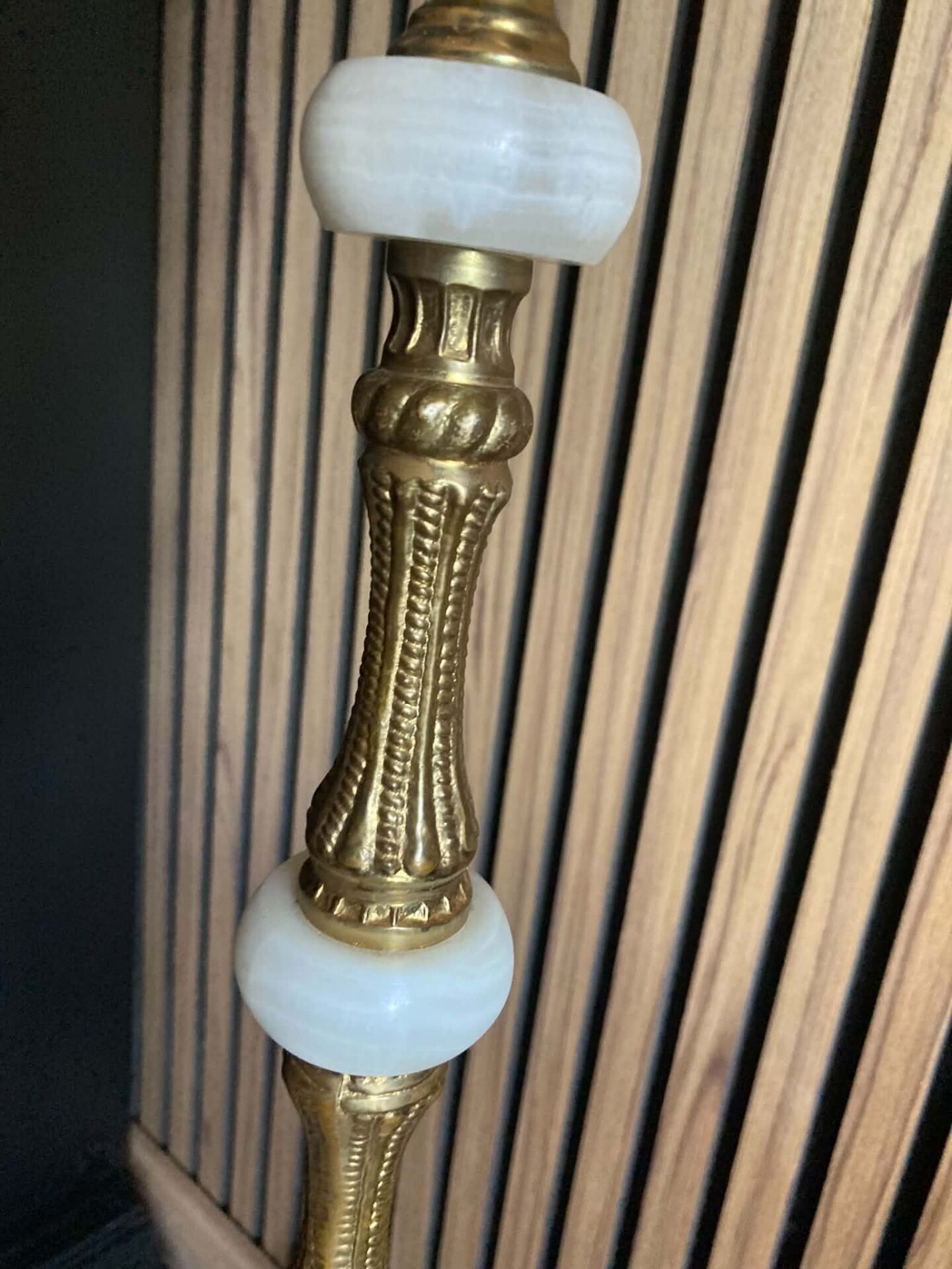 Lampadaire candélabre néo-classique en laiton doré et onyx — Style Flo