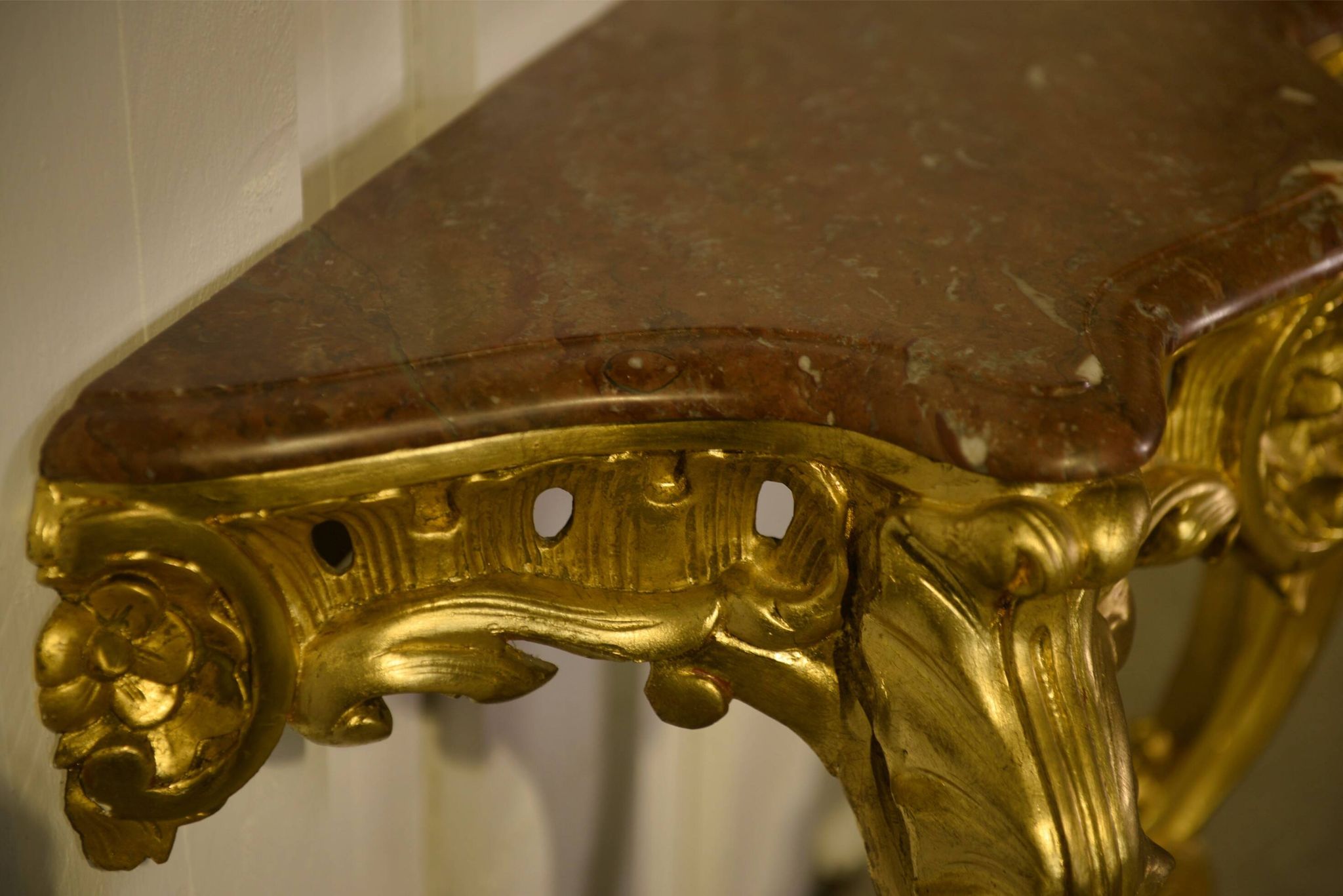 Golden wood and marble console, 19th century.